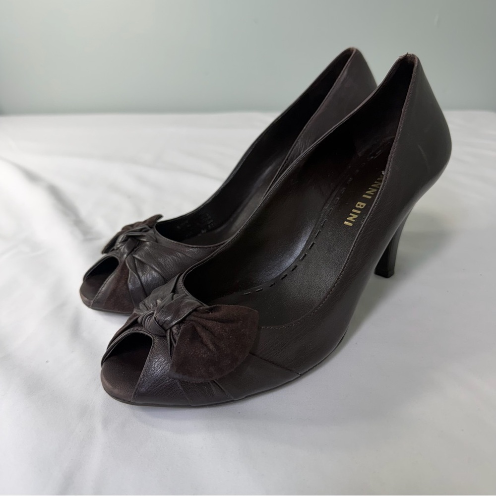 Gianni Bini Brown Leather Peep Toe Bow Pumps Heels 6.5M